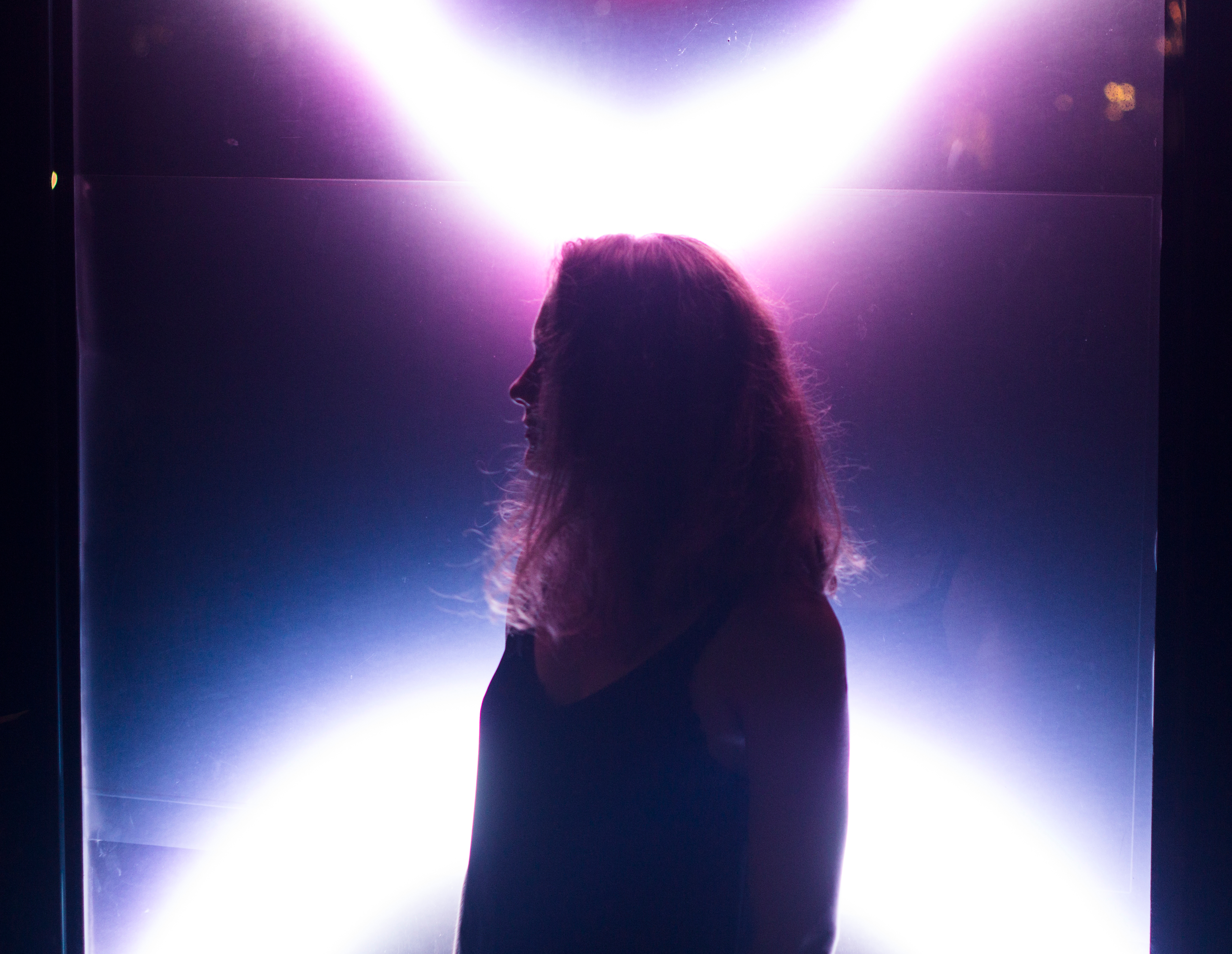 Продуктовый дизайнер девушка сидит за компьютером